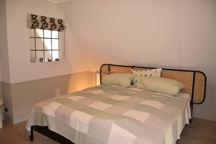 卧室较大，空间充足，很安静