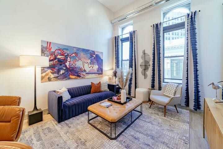 The Cornerstone – Designer 4BR Flat in Bucktown/WP gallery image 2