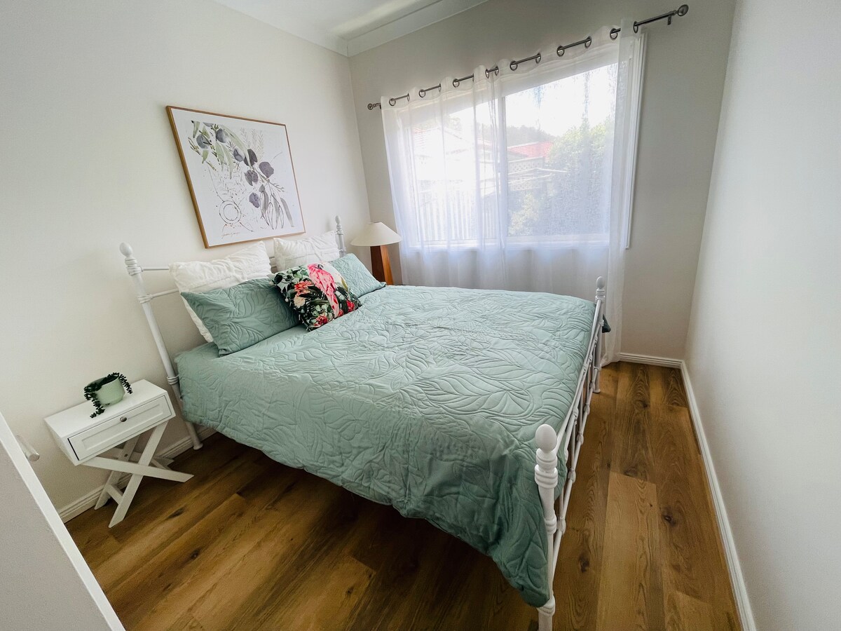 Chumba kizuri cha kulala cha pili na kitanda cha ukubwa wa malkia