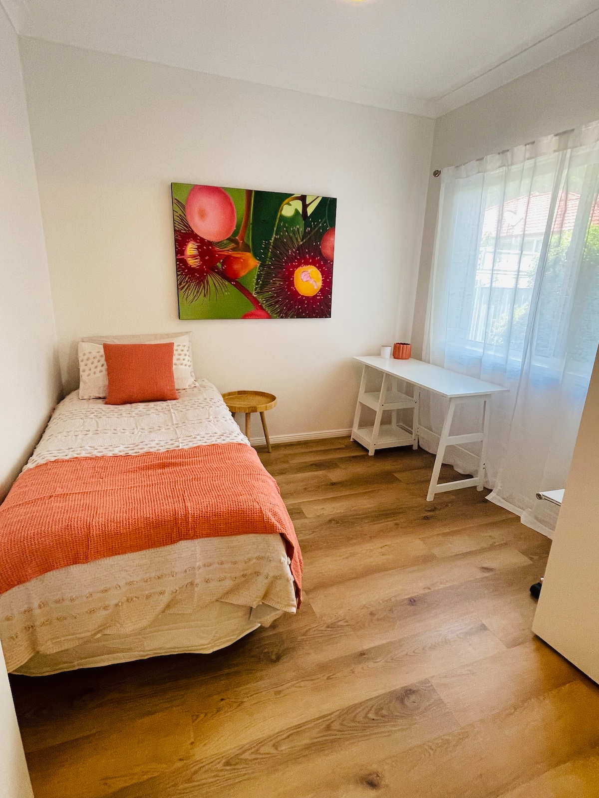 Chumba cha 3 cha kulala na nafasi ya ofisi, ikiwa ni pamoja na dawati na kiti cha ofisi