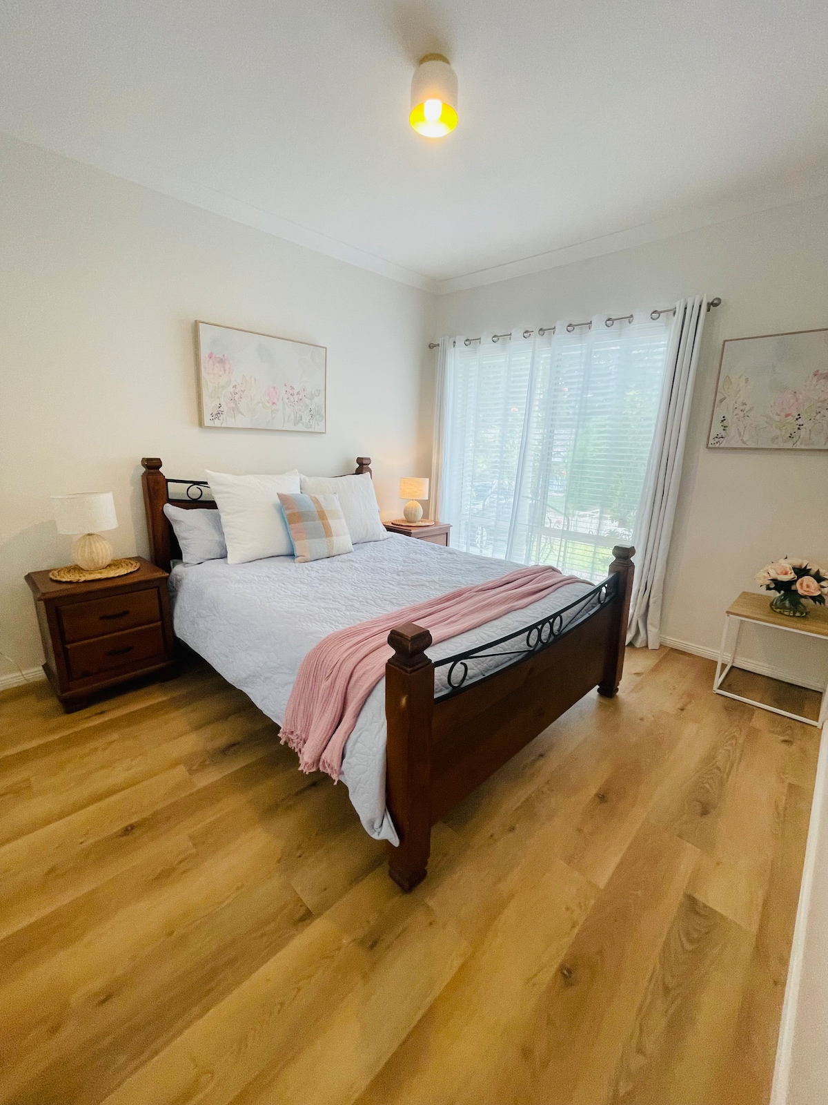 Chumba kizuri cha kulala kilicho na kitanda cha starehe cha malkia