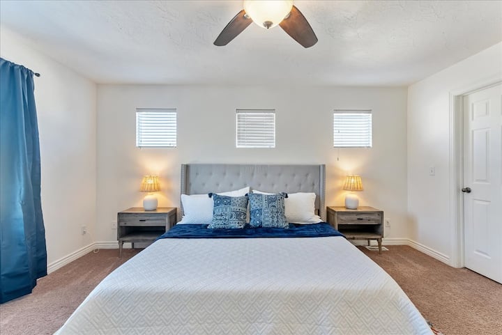 Master Bedroom: Slap af, og slap af i den bløde kingsize-dobbeltseng i den store suite!