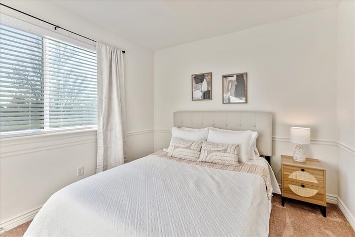 Soveværelse: Oplev komfort og funktionalitet i vores elegant indrettede soveværelse med queensize-senge og smarte opbevaringsløsninger.