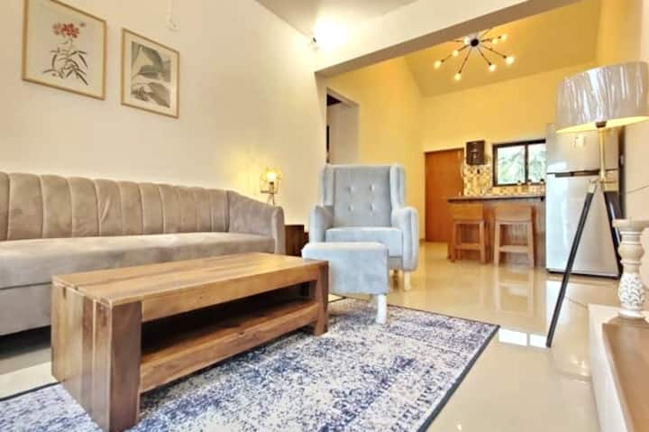 这套位于果阿Assagao的2卧室公寓的宽敞客厅配有空调、舒适的座位和智能电视，