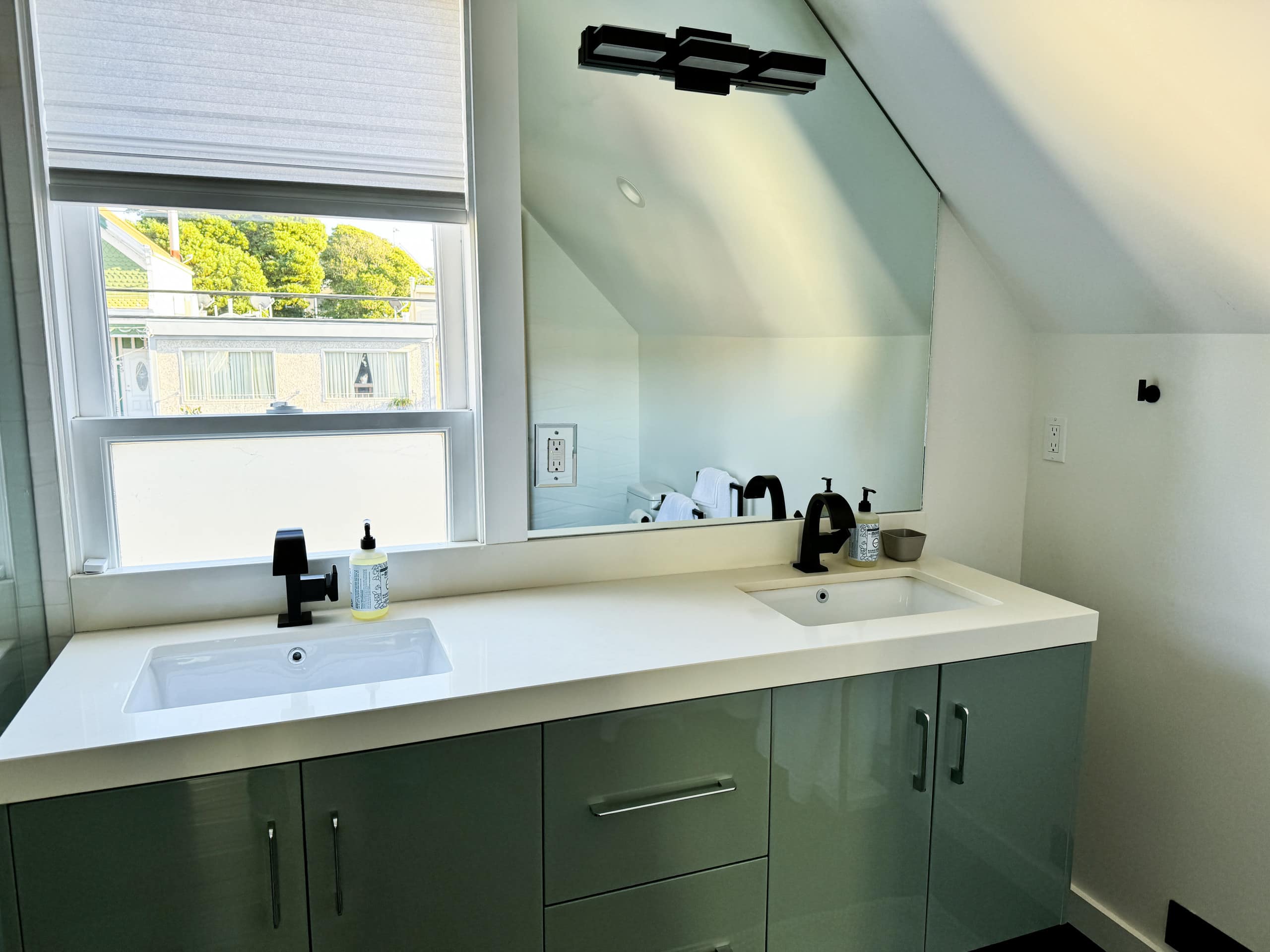 Home in San Francisco · ★4.95 · 3 bedrooms · 3 beds · 2 baths - Image 27