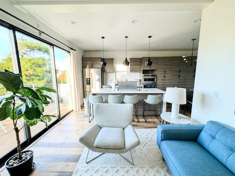 Top Airbnb: Modern SF Charm: 2-Story Haven with King Suite in Excelsior