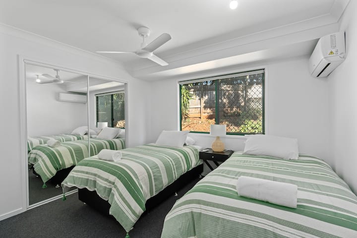 ห้องนอน 2 ชั้นบน - เตียงเดี่ยว 2 หลัง