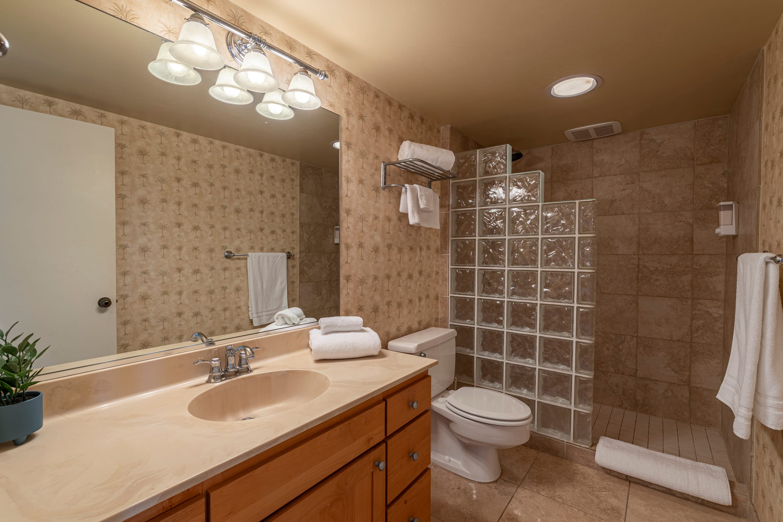 Luxury Oceanside Stay! - Image 18