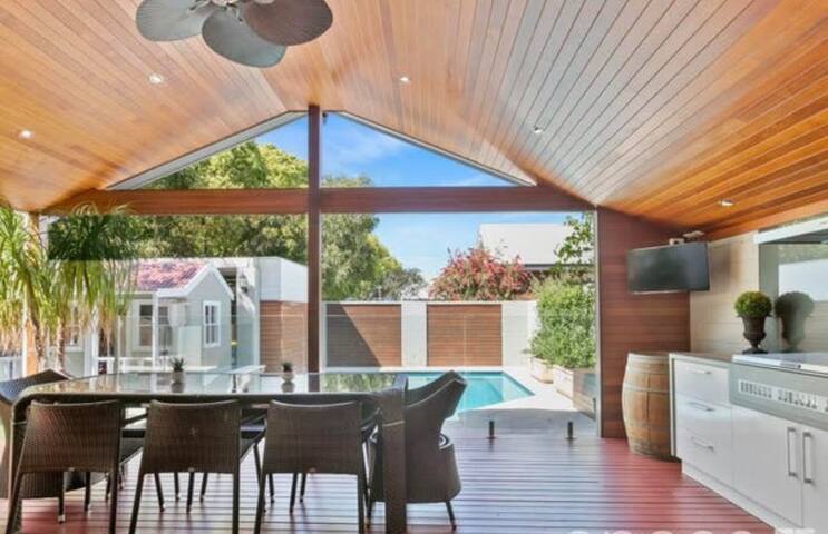 Subiaco Family Retreat by the Park gallery image 3