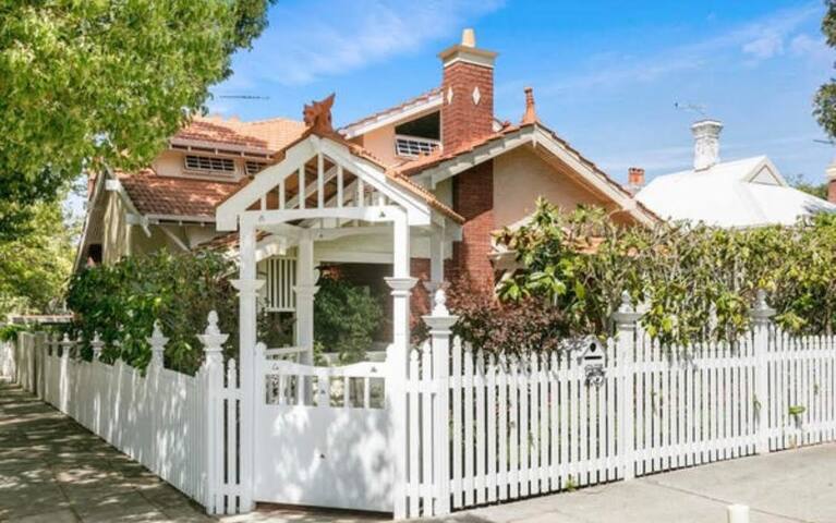 Subiaco Family Retreat by the Park gallery image 2