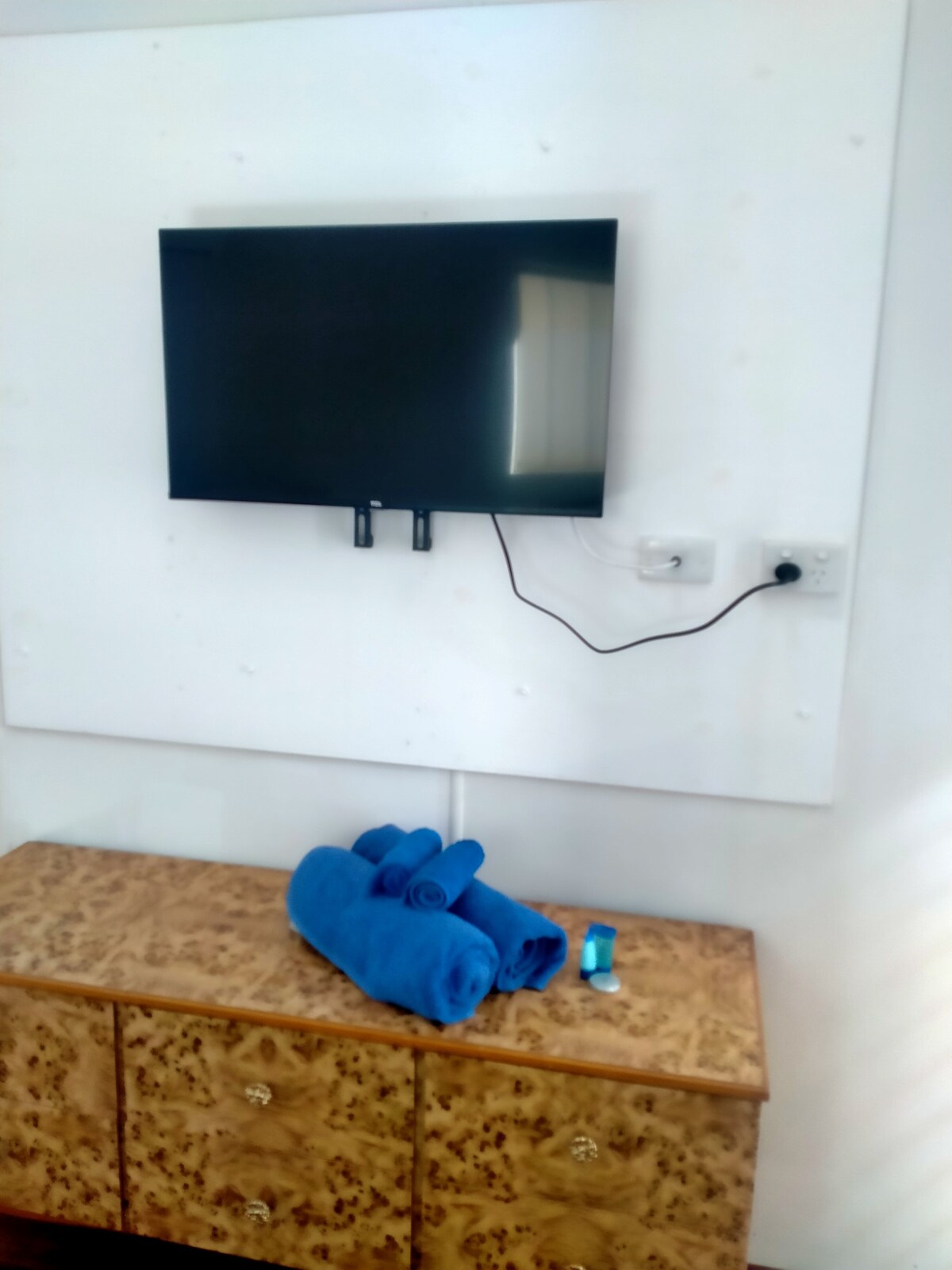 televisor inteligente y toallas limpias 