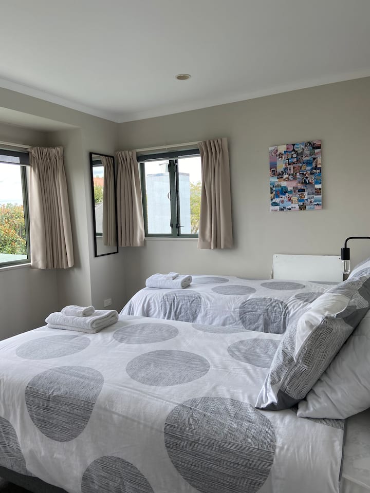 卧室3（楼上）单人床x2
提供床上用品。