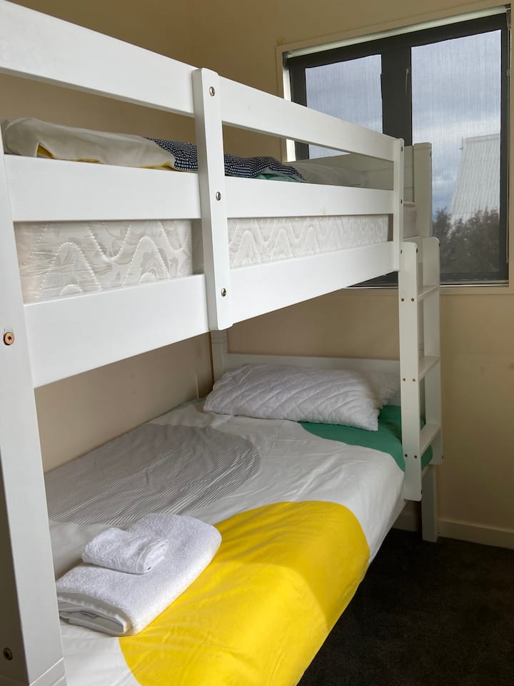 双层床（楼上）单层床
小房间-更适合儿童或1位成人入住 
提供床上用品