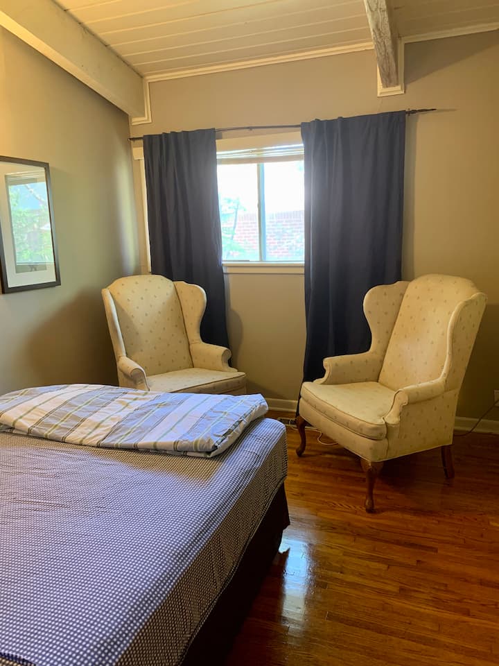 Primeiro quarto com área de estar.