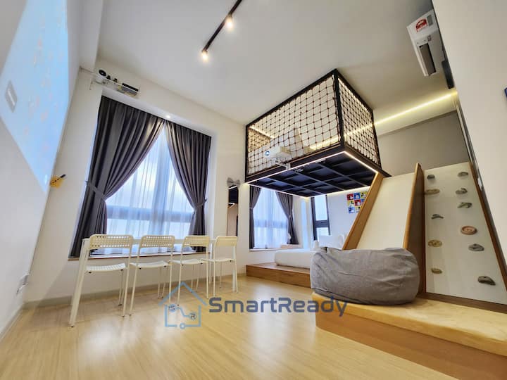 ✨ Chambre moderne de style loft avec un lit mezzanine suspendu avec un filet d'escalade, un mur d'escalade, un pouf et des chaises blanches. Plafonds hauts, planchers en bois chaleureux et rideaux gris. L'espace d'aventure idéal pour les enfants ! ‍♂️️