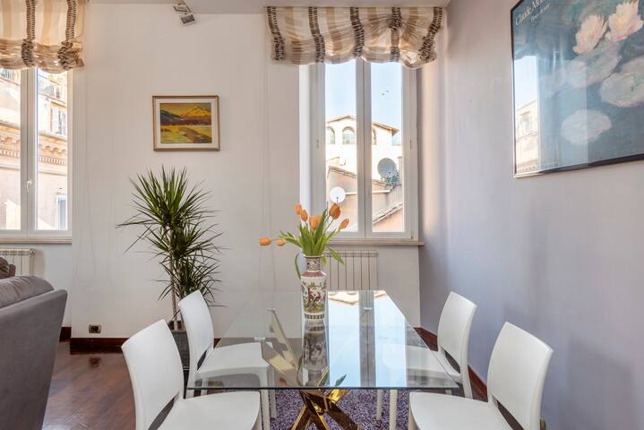 Stunning Center Rome Apartment gallery image 3
