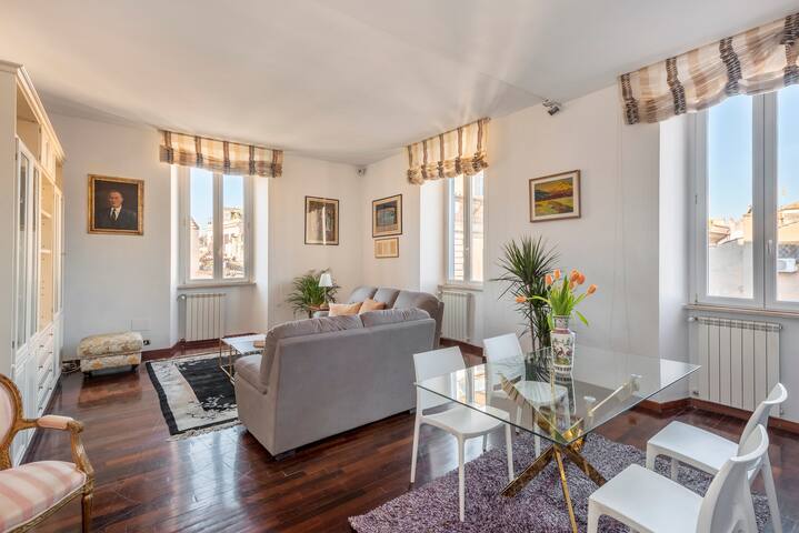 Stunning Center Rome Apartment