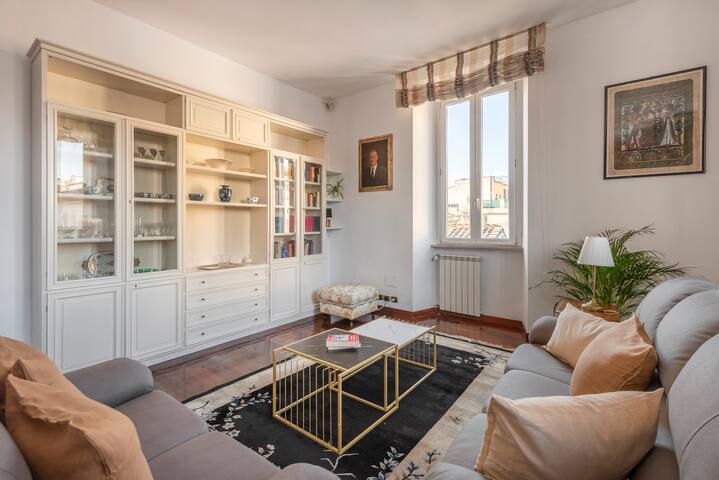 Stunning Center Rome Apartment gallery image 5