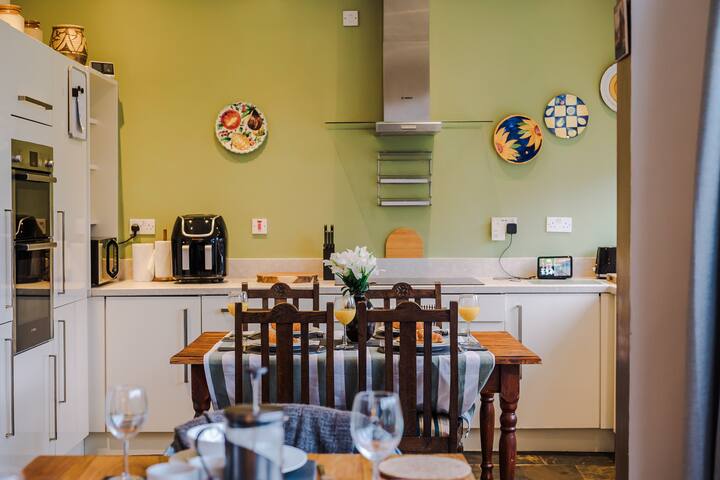 Spacious 5Bed House in South Manchester gallery image 3