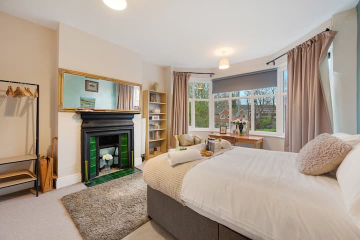 Двойна спалня с тоалетка – идеална, за да можете да се приготвяте по-бързо