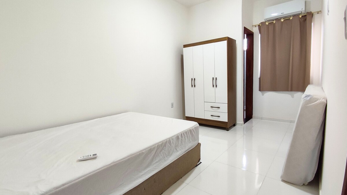 סוויטת חדר:
מיטה זוגית, מזרן זוגי, מזרן יחיד, ארון בגדים (מגוהץ), וילון האפלה ומיזוג אוויר