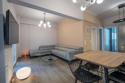 Top performing Airbnb: Luxury Serenity-a cozy stay by the sea in Δήμος Πειραιώς