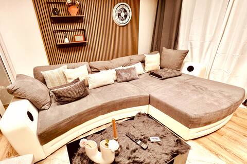 Popular Airbnb listing: Spacious +120 m², 4 Rooms, Couch, Kitchen, Dining in Sülz