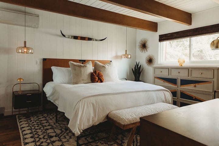 Chumba cha kulala cha msingi kwenye ghorofa kuu chenye bafu (bafu 1) ambalo pia linaunganisha kwenye ukumbi. 