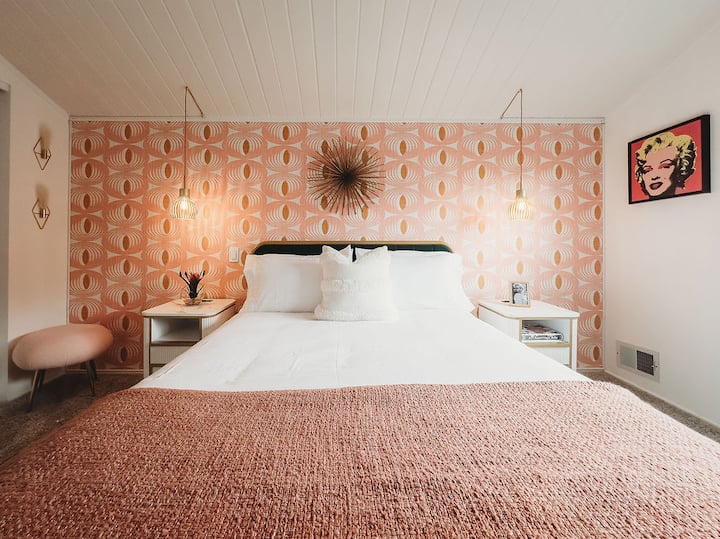 Chumba hiki cha kulala kiko kwenye ghorofa ya juu na bafu pembeni kabisa.