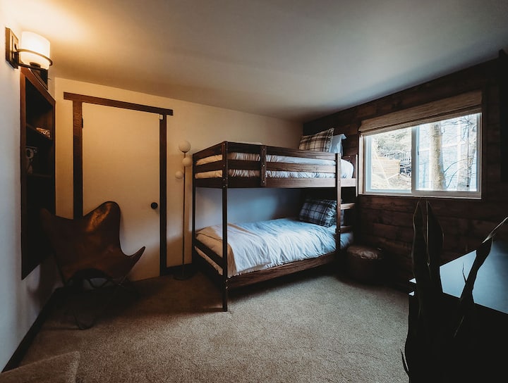 Chumba hiki cha kulala kiko kwenye ghorofa ya chini na kina bafu la chumba cha kulala. Mabanda ni mapacha juu ya magodoro pacha. 