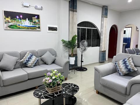 Fancy Apt, 1st floor, 2 bedrooms (3 beds) + garage