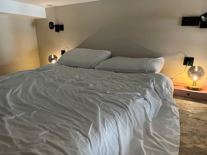 Inalala 2 (kitanda cha sentimita 140) kwenye mezzanine . 
Inafaa kwa watoto au vijana wazima