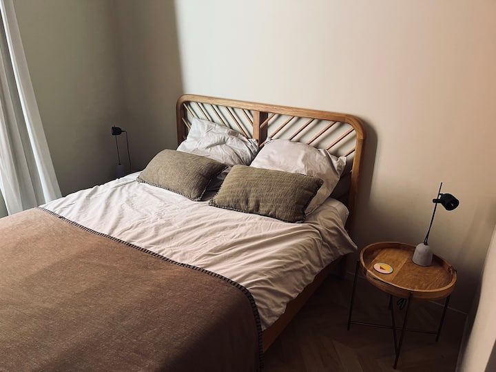 Chumba cha kulala chenye kitanda cha sentimita-140 