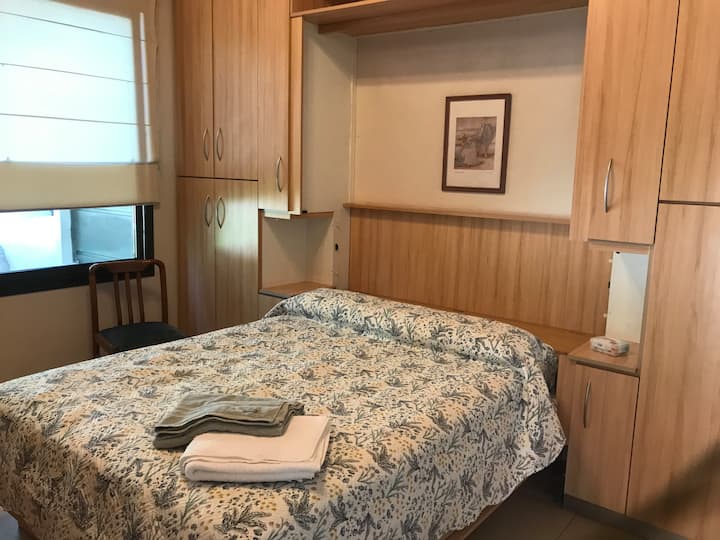 Dvokrevetna soba s bračnim krevetom i privatnom kupaonicom