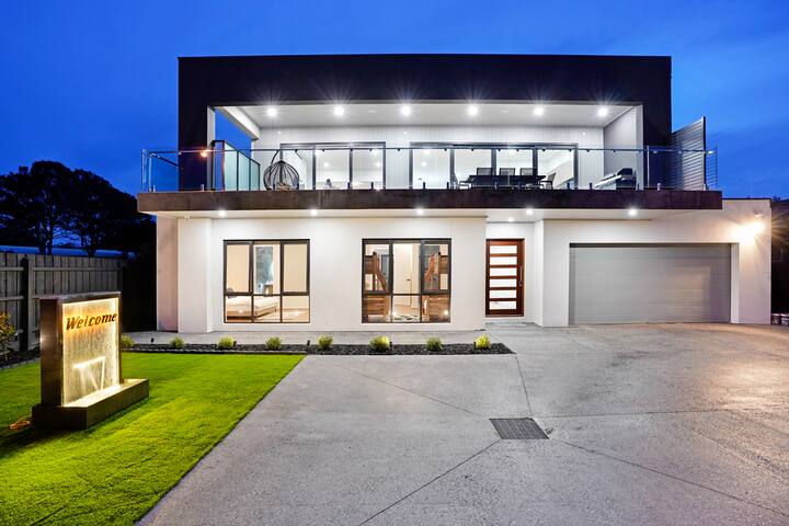 MAX Entertain Beachside Retreat – Amazing Backyard gallery image 4