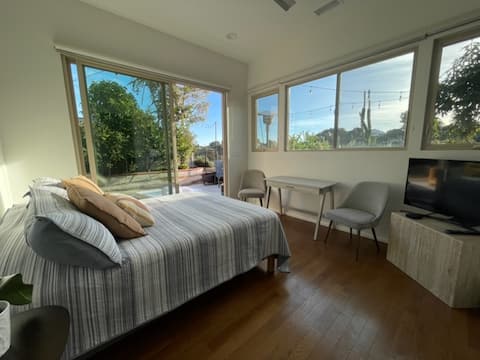 Popular Airbnb listing: Studio Suite Attached in University
