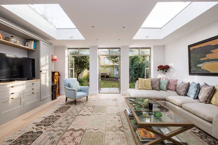 Fabulous 4 bedroom Family Home in Fulham gallery image 3