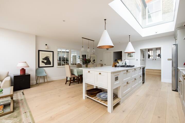 Fabulous 4 bedroom Family Home in Fulham gallery image 2