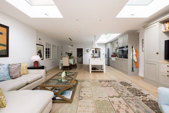 Fabulous 4 bedroom Family Home in Fulham gallery image 5