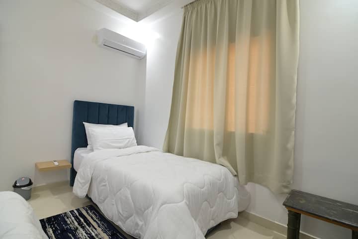 Chambre à coucher avec deux lits et le climatiseur