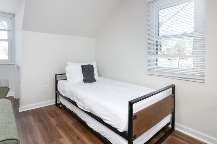 V obytnom priestore je manželská posteľ s 2 dvojitými matracmi z pamäťovej peny. 