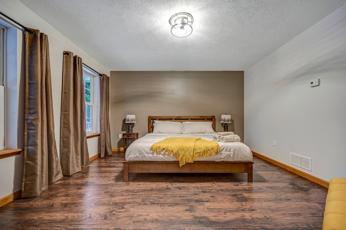 Dormitorio #2 (cama tamaño king y silla plegable para dormir, primer piso)