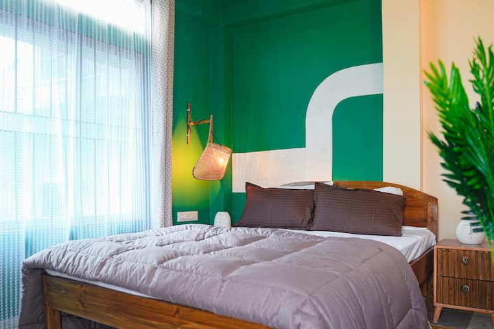 Soveværelset med en queensize-seng, bløde puder og et behageligt tæppe. 