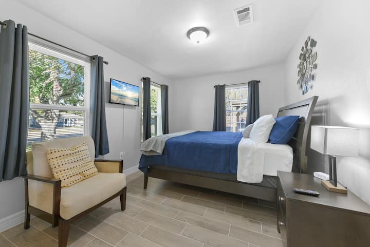 Kimbilia kwenye utulivu katika bandari yako ya wageni. Chumba chako kinasubiri, na kuunda mapumziko bora kwa ajili ya nyakati za utulivu. ✨ #GuestRoomBliss #CozyCorner