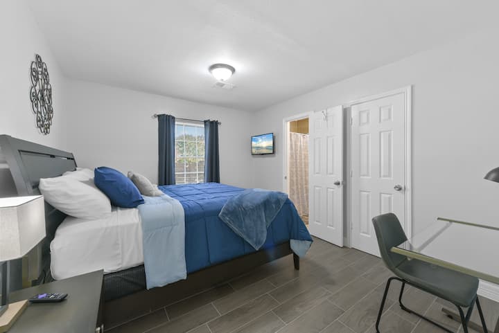 Usiku wenye ndoto na asubuhi yenye utulivu – chumba chako cha kulala cha msingi ni mahali pa starehe na mtindo. ✨ Kubali utulivu ambapo kila kitu kinanong 'ona. #BedroomBliss #HomeEscape