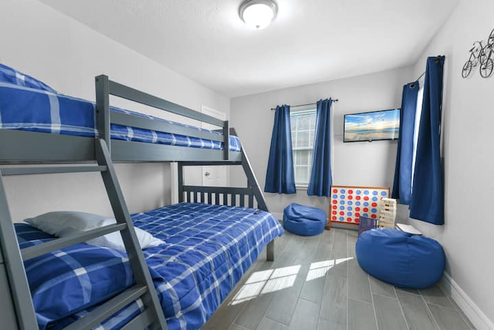 Boresha ukaaji wako! Chumba chako cha pili cha kulala cha wageni ni mapumziko ya starehe yenye vitanda vya ghorofa vya kupendeza, vinavyotoa starehe katika rundo maridadi. Likizo yenye ndoto inasubiri. ✨ #BunkBedBliss #GuestRoomCharm