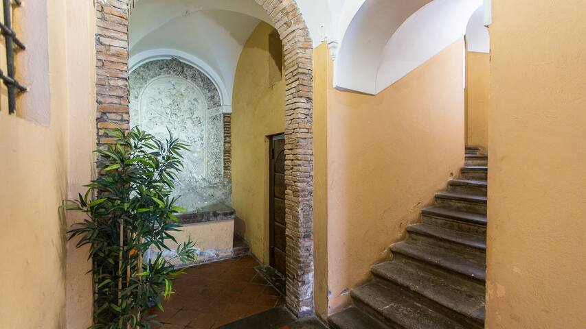 Live the Trastevere neighbourhood atmosphere! gallery image 2