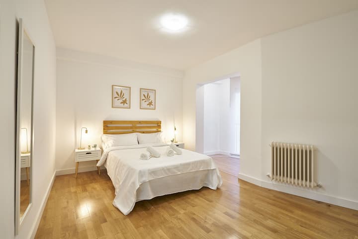 საძინებელი 3 , მთავარი საძინებელი სააბაზანოთი, 135 სმ x 200 სმ საწოლითა და დიზაინერული კარადით.