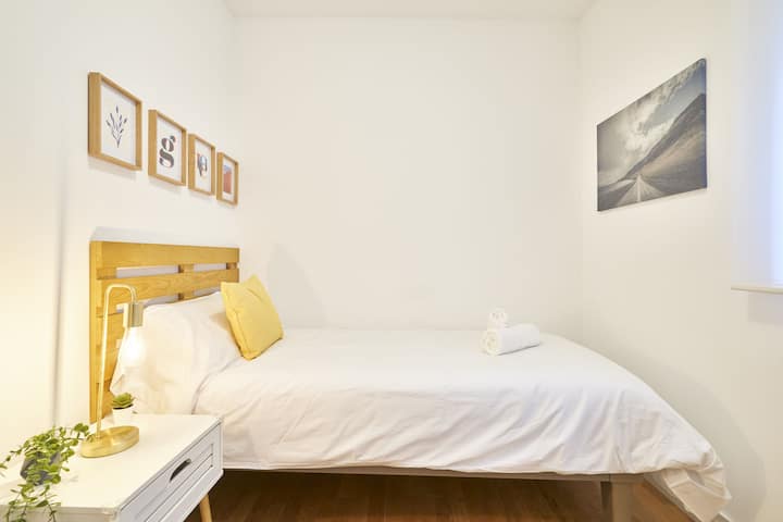 საძინებელი 2 90 სმ x 190 სმ საწოლითა და დიზაინის კარადით