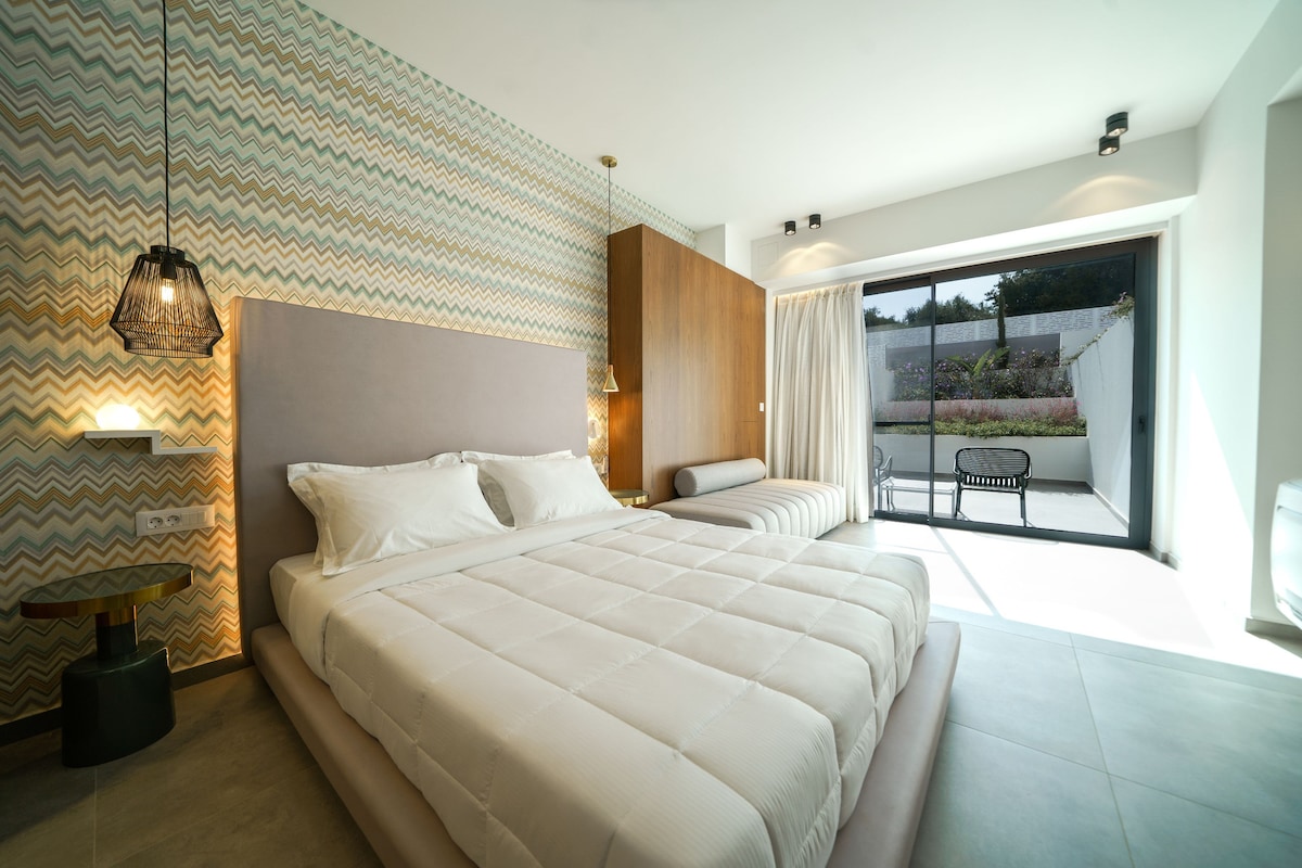 Lower floor bedroom with 1,60x2,00 bed and access to the rear part of the villa.